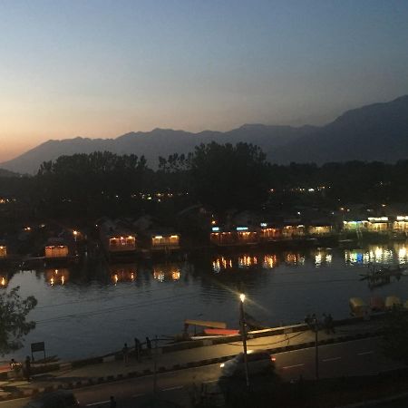 Shah Abbas Hotel At Dal Lake Srīnagar 外观 照片